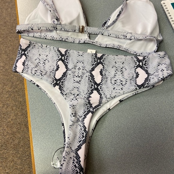 Bikini - Picture 2 of 6